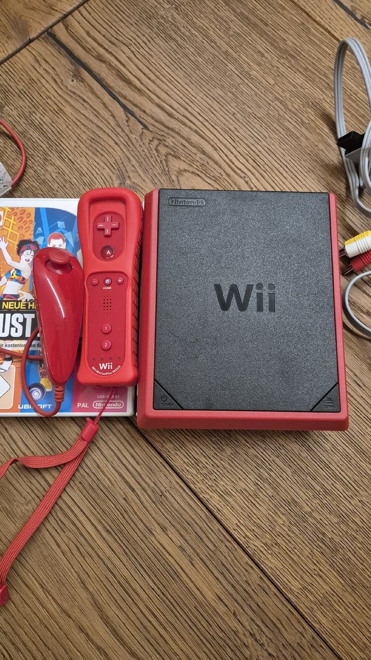 Nintendo Console: Nintendo Wii mini Konsole rot mit Zubehör  – Usato da Busswil TG venduto da one123