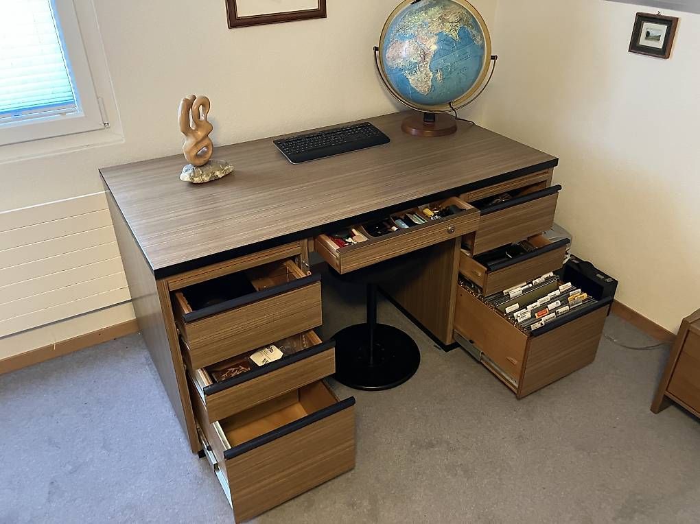 Bureaux: Grand bureau vintage – D'occasion à Düdingen par chi_7j5l 2