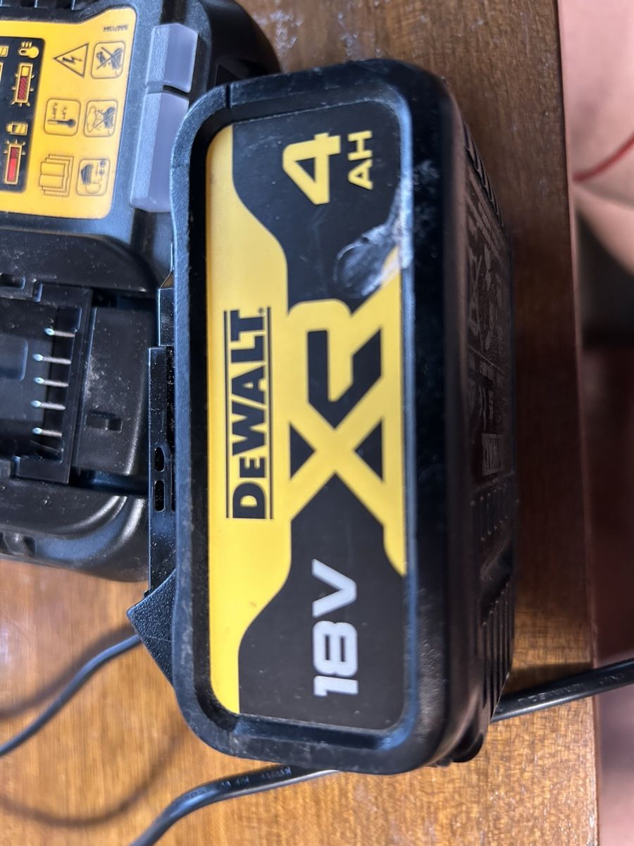 Dewalt Caricatori & Batterie: Ladegerät DeWalt DCB1104 mit Akku DCB182 4Ah – Usato da Frümsen venduto da Yogi1973 1