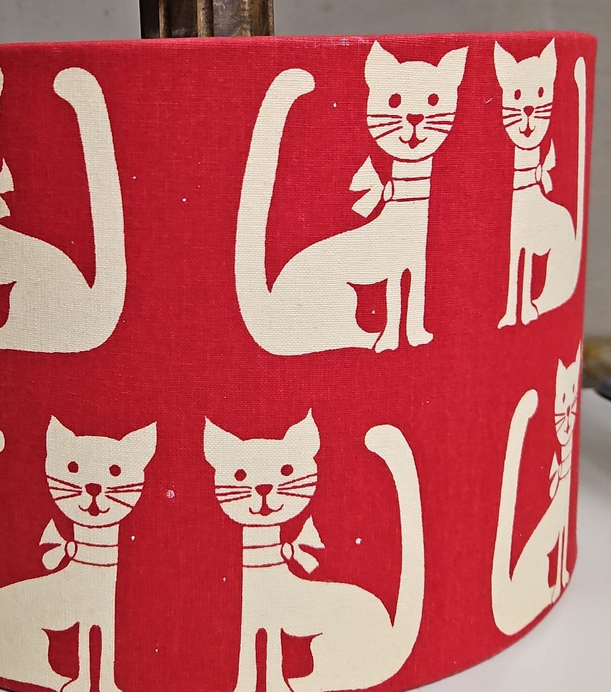 Paralumi: Retro Katzen Lampenschirm rot – Usato da Buchs AG venduto da Jacky273 1