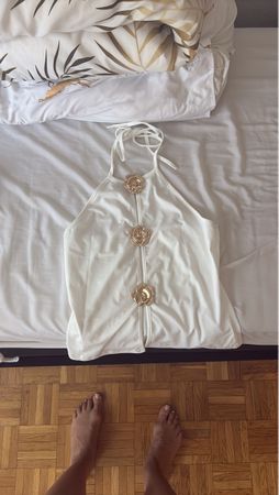 Top blanc ornée de roses dorées taille S