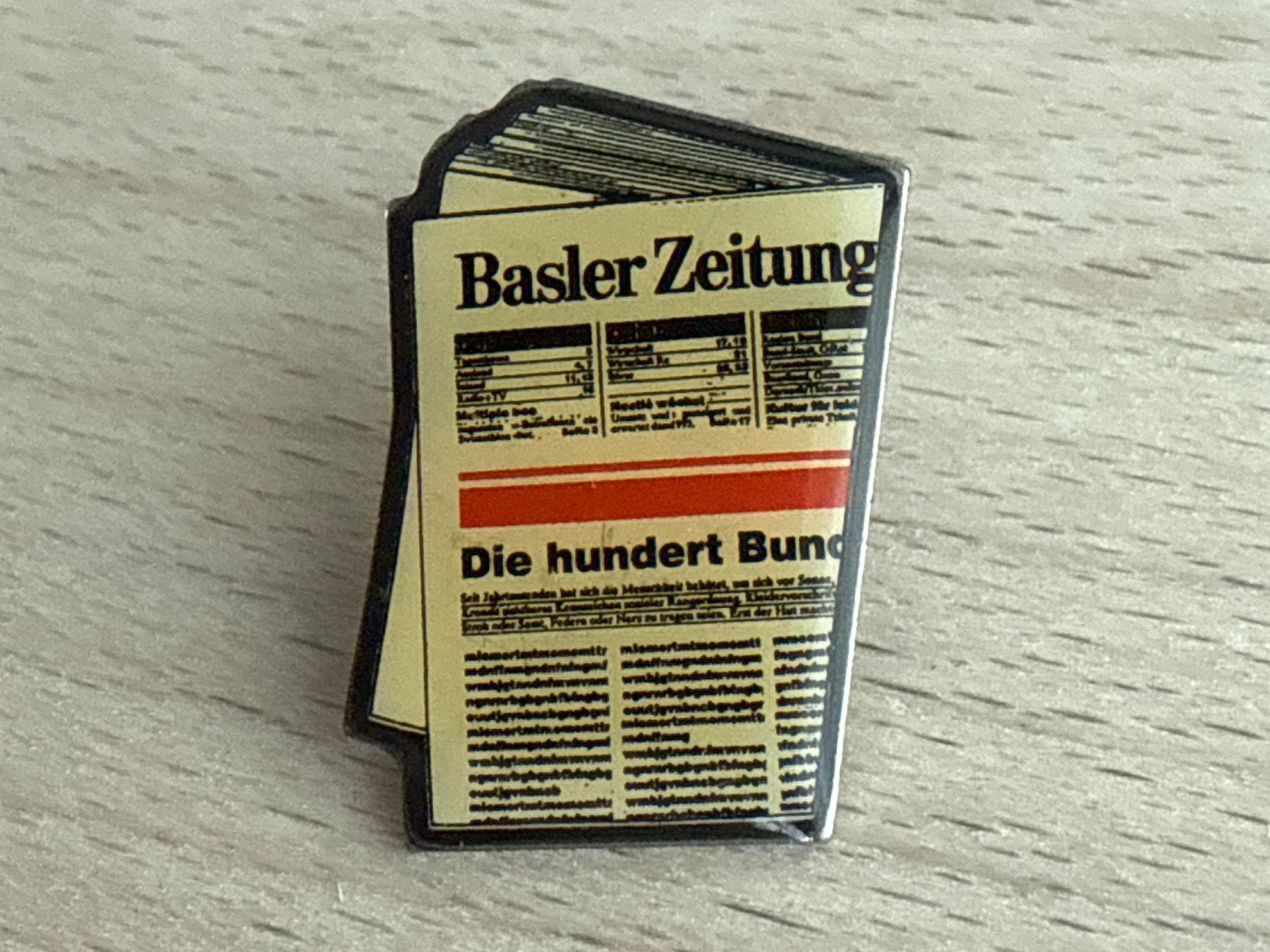 Placchette & Badge: Pin Basler Zeitung – Usato da Glattbrugg venduto da Schweigmatt
