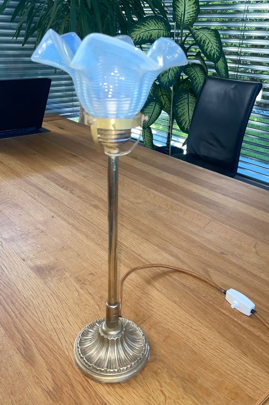 Lampen: Antike Tischlampe Jugendstil Opalglas mit Messingfuss – Gebraucht aus Büsserach von Urkundenflora 1