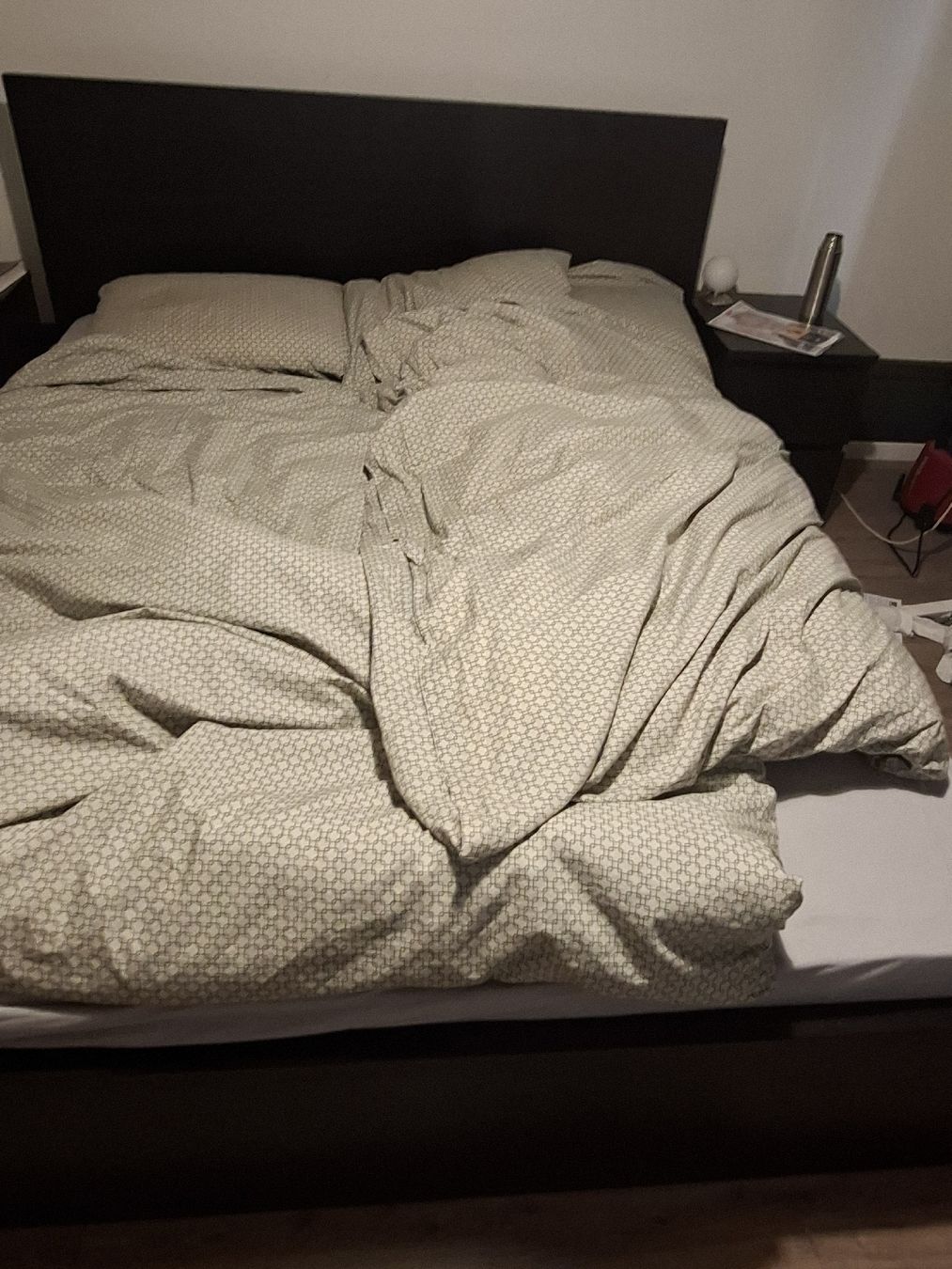 Ikea Letti: lit + deux table de nuit – Usato da La Chaux-de-Fonds venduto da Garfieldge 1