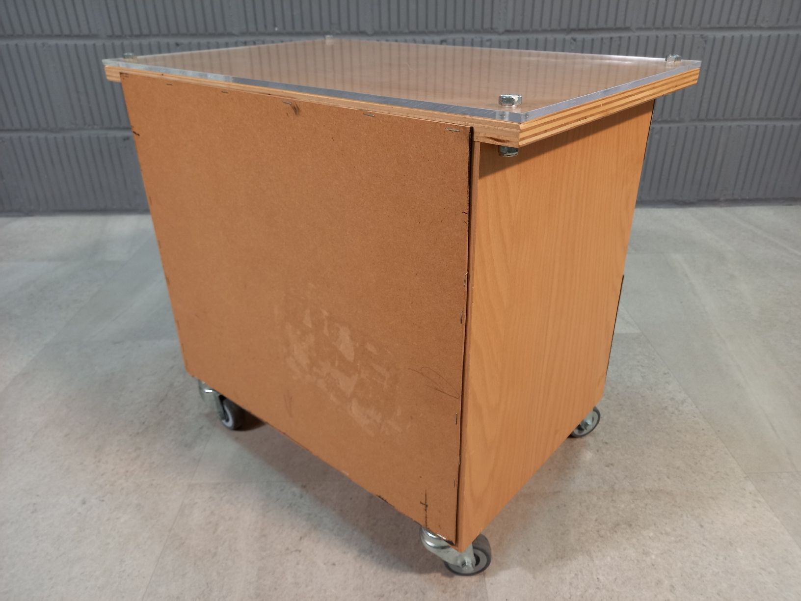 Nachttische: Holz-Riffelblech Night-Stand. Kommode Nachttisch Rollbar – Gebraucht aus Nottwil von Wondewa-Shop 4