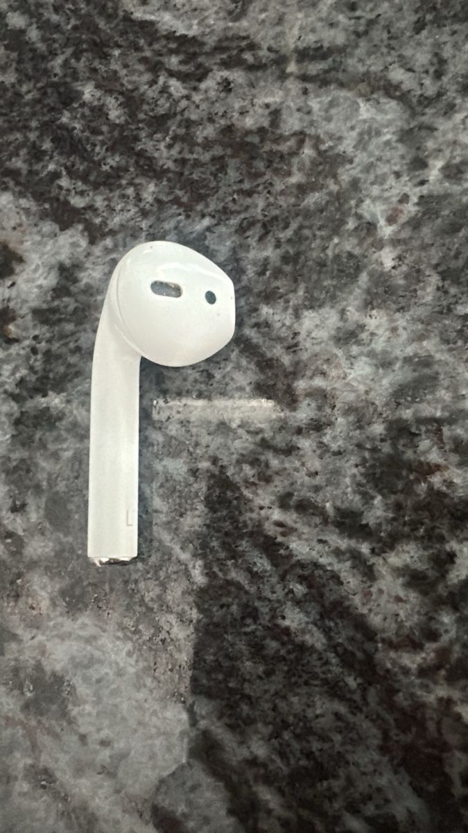 Apple Kopfhörer: Apple AirPods Ladecase und Ohrhörer – Gebraucht aus Chur von Monbijou26 1
