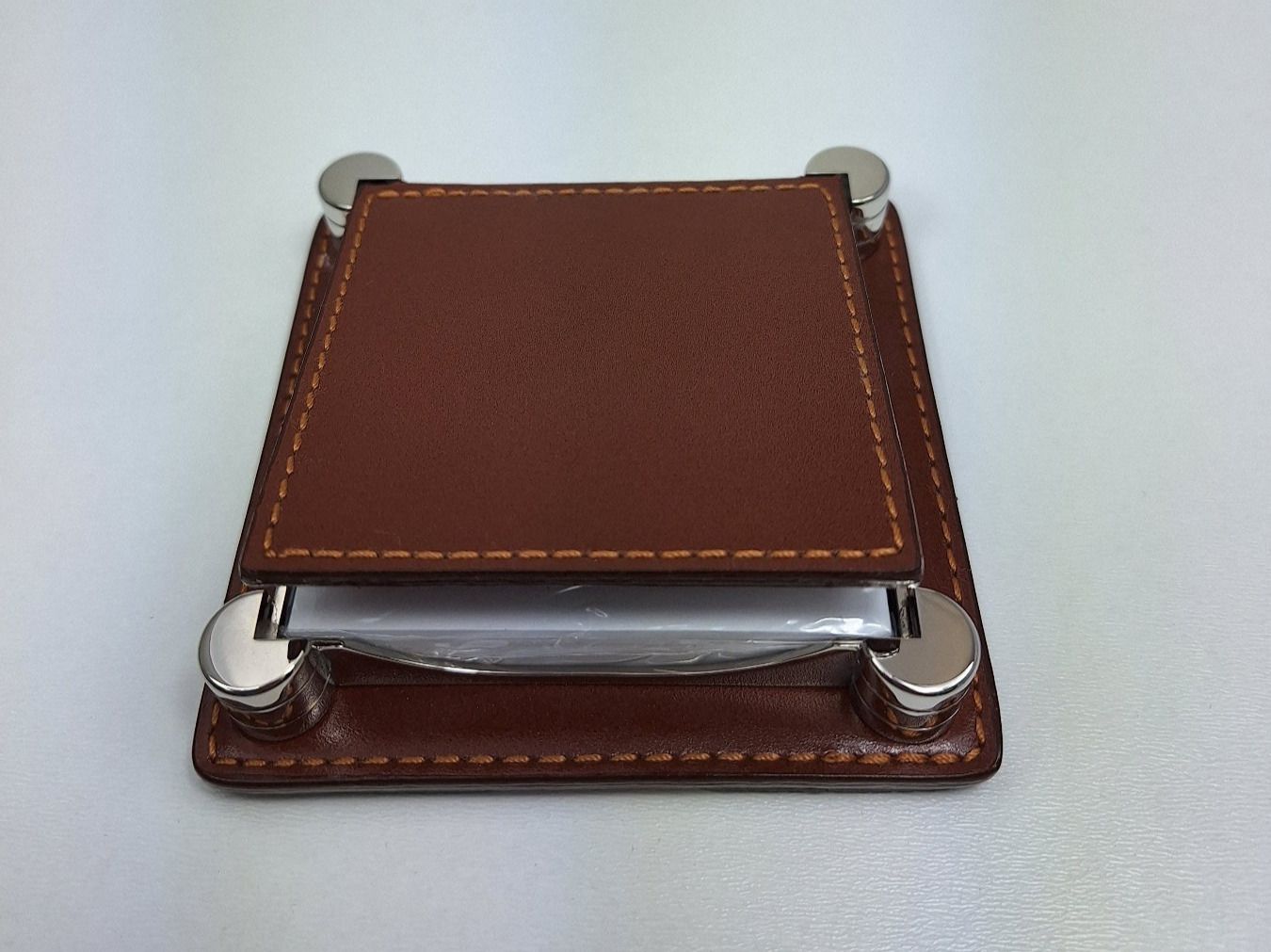 Supporti a parete: Edler Post-It Halter Briefbeschwerer Leder/Metall – Nuovo e nell'imballaggio originale da Seuzach venduto da VT-Collections3
