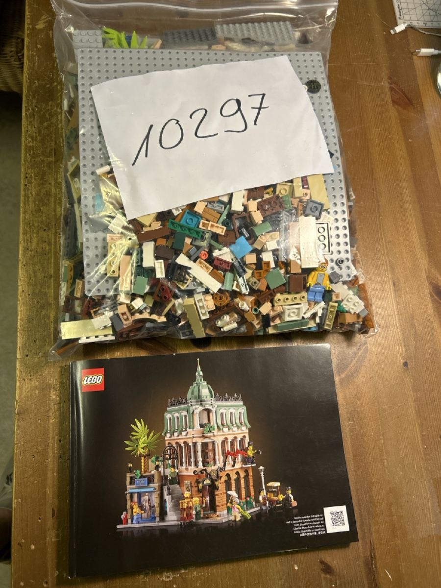 Lego Kit di costruzioni: Lego 10297 Boutique Hotel – Usato da Liestal venduto da Gugu5