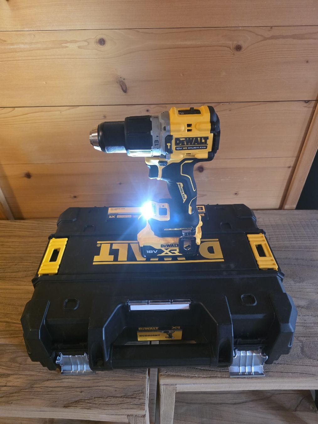 Dewalt Perceuses: 2 Bohrmaschine mit jeder 2 akkus – Neuf avec emballage d'origine à Château d Oex par Px2520 2