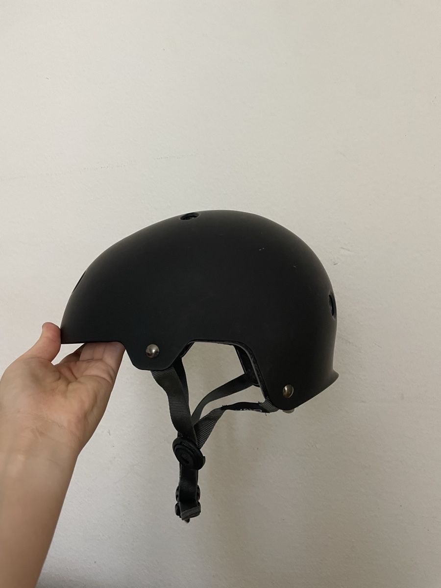 Helme: Schwarzer Velo Helm gut erhalten – Gebraucht aus Zürich von Carlajimena 1