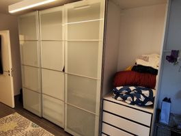 Kleiderschrank mit Schiebetüren Glas weiss guter Zustand