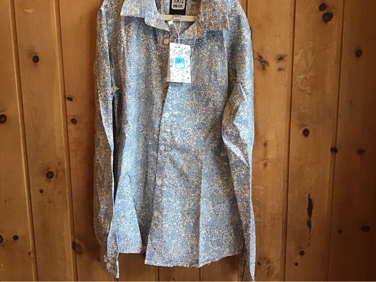 Camicie, T-shirt & Polo: Hemdbluse mit Blumenmuster Hellblau Grösse 12/13 Jahr neu – Nuovo e nell'imballaggio originale da Samedan venduto da dim_wd9v