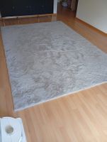 Weicher grauer Teppich – warmer Komfort