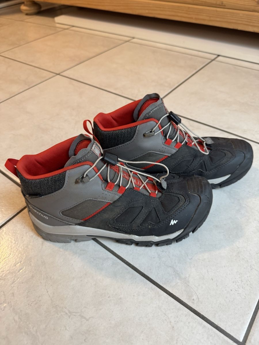 Decathlon Scarpe per ragazzi: Outdoorschuhe Quechua, Grösse 37 – Usato da Winterberg ZH venduto da Grischa78