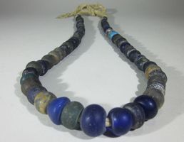 Sehr alte Fayence Glasperlenkette (blau)