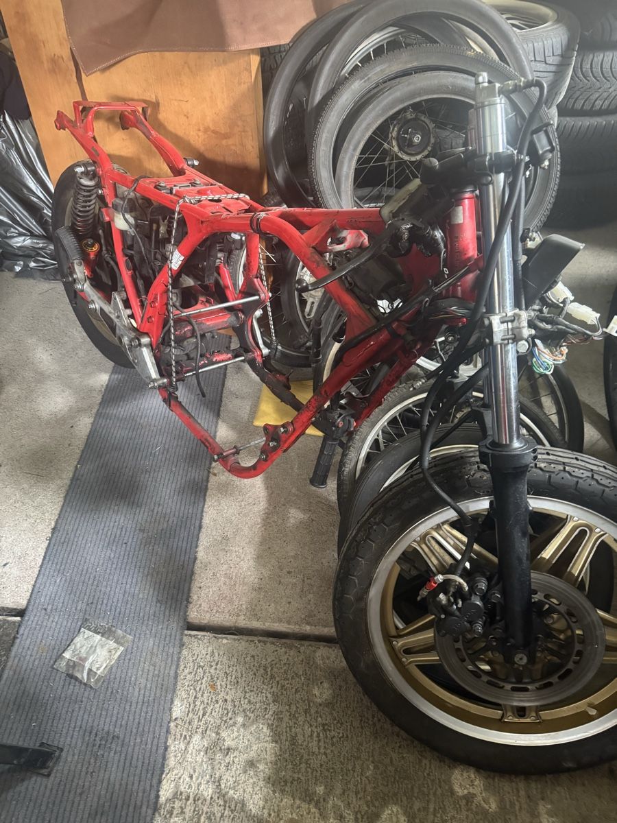 Honda Tutti i ricambio per moto: Honda 900 Rahmen Räder etc – Usato da dättlikon venduto da sulsimoto