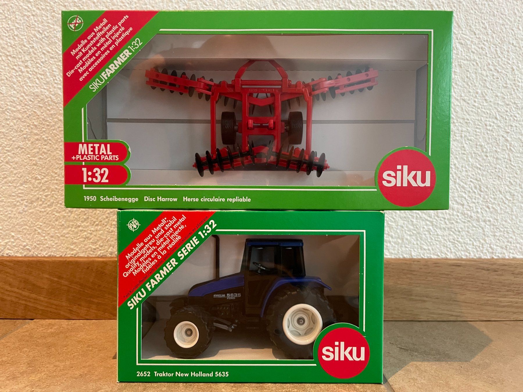 New Holland Trattori: SIKU New Holland 5635 mit Scheibenegge – Nuovo e nell'imballaggio originale da Kreuzlingen venduto da Stefan1150 5