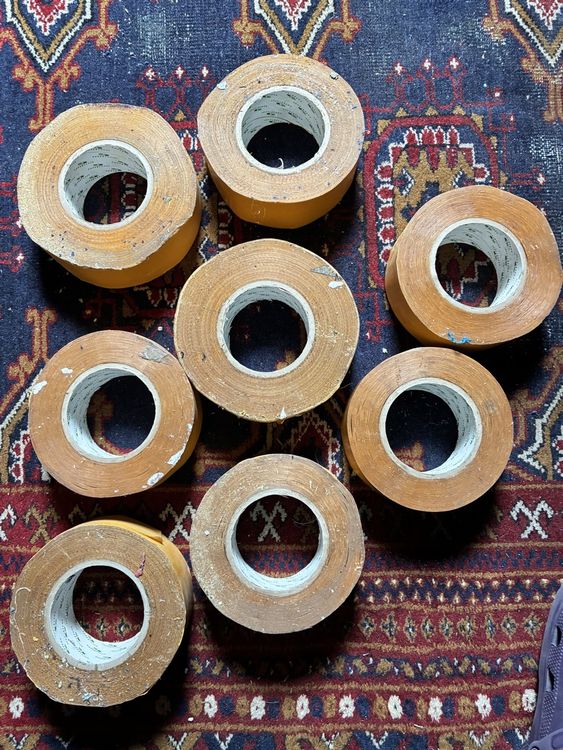 Autres fournitures de bureau: 8 Rollen Teppichklebband alt ungebraucht – D'occasion à Urnäsch par schneewittli. 2