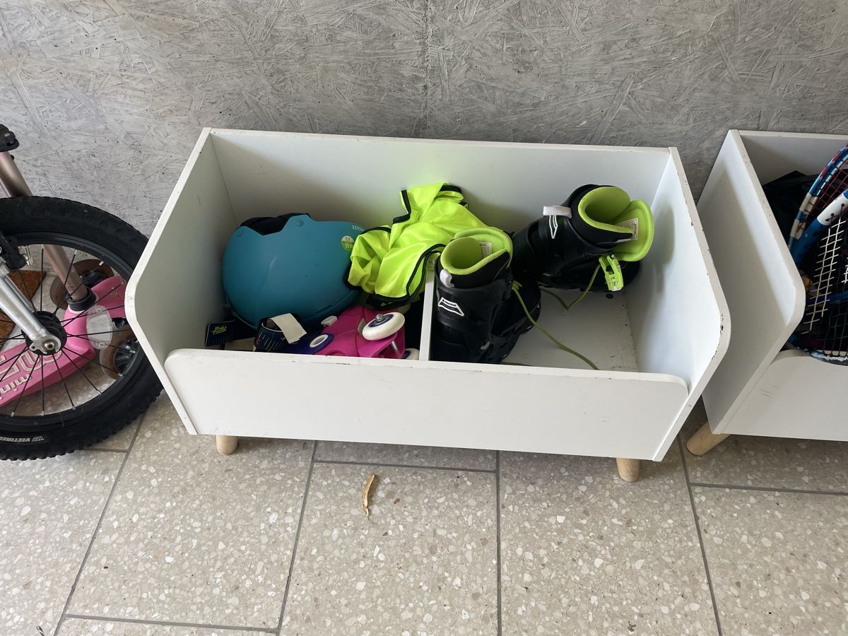 Sonstige Dekorationen & Accessoires: White storage box with compartments and legs – Gebraucht aus Küsnacht ZH von Nianrk 1