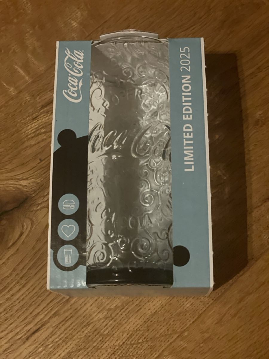 Coca-Cola Bicchieri: Coca-Cola Glas Limited Edition 2025 – Nuovo e nell'imballaggio originale da Lenk im Simmental venduto da banane50626