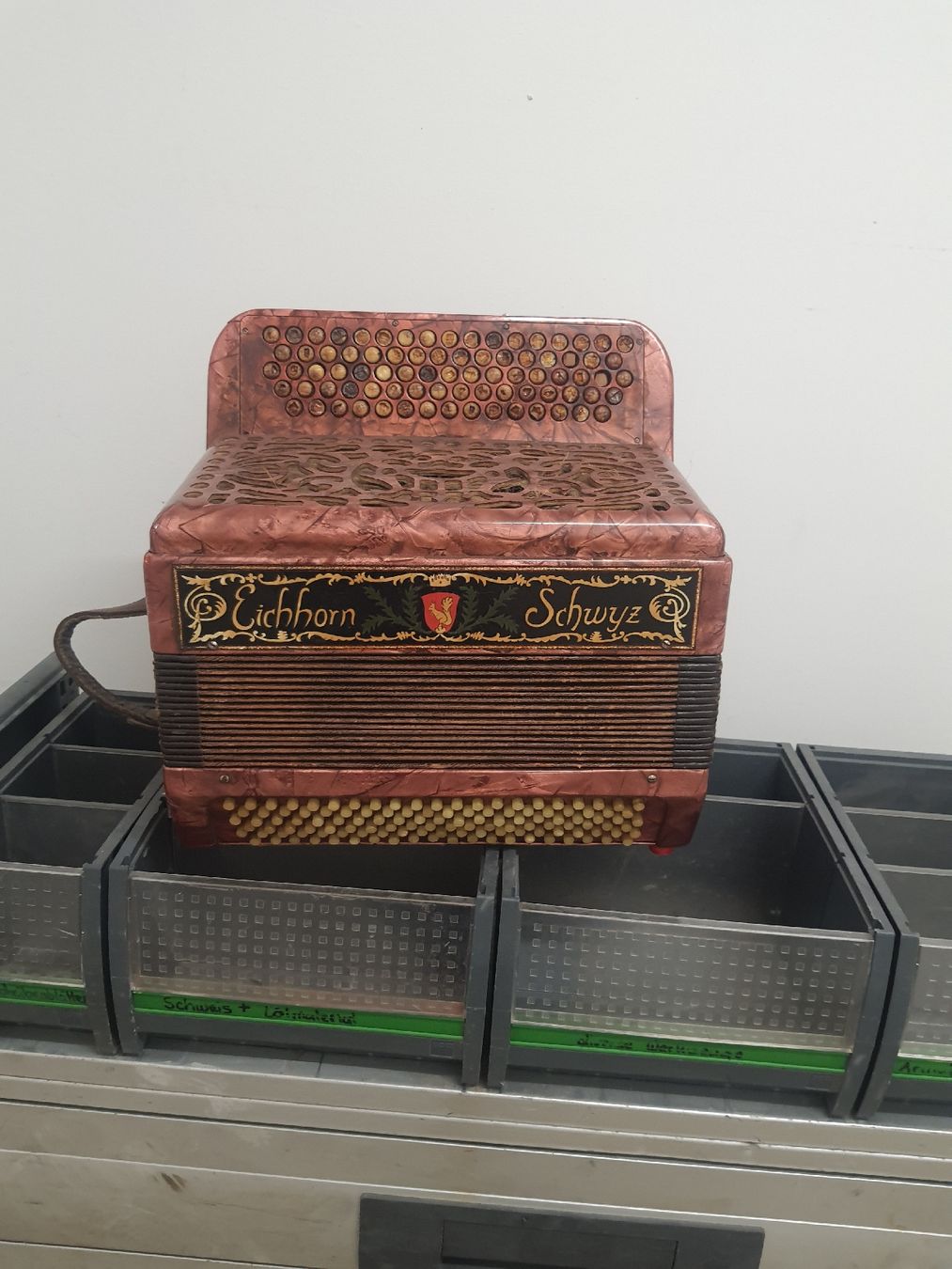 Eichhorn Musikinstrumente: accordéon Eichhorn à restaurer  – Gebraucht aus Pont-de-la-Morge von Mirabelle0