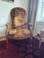 Eleganter Polstersessel im klassischen Stil