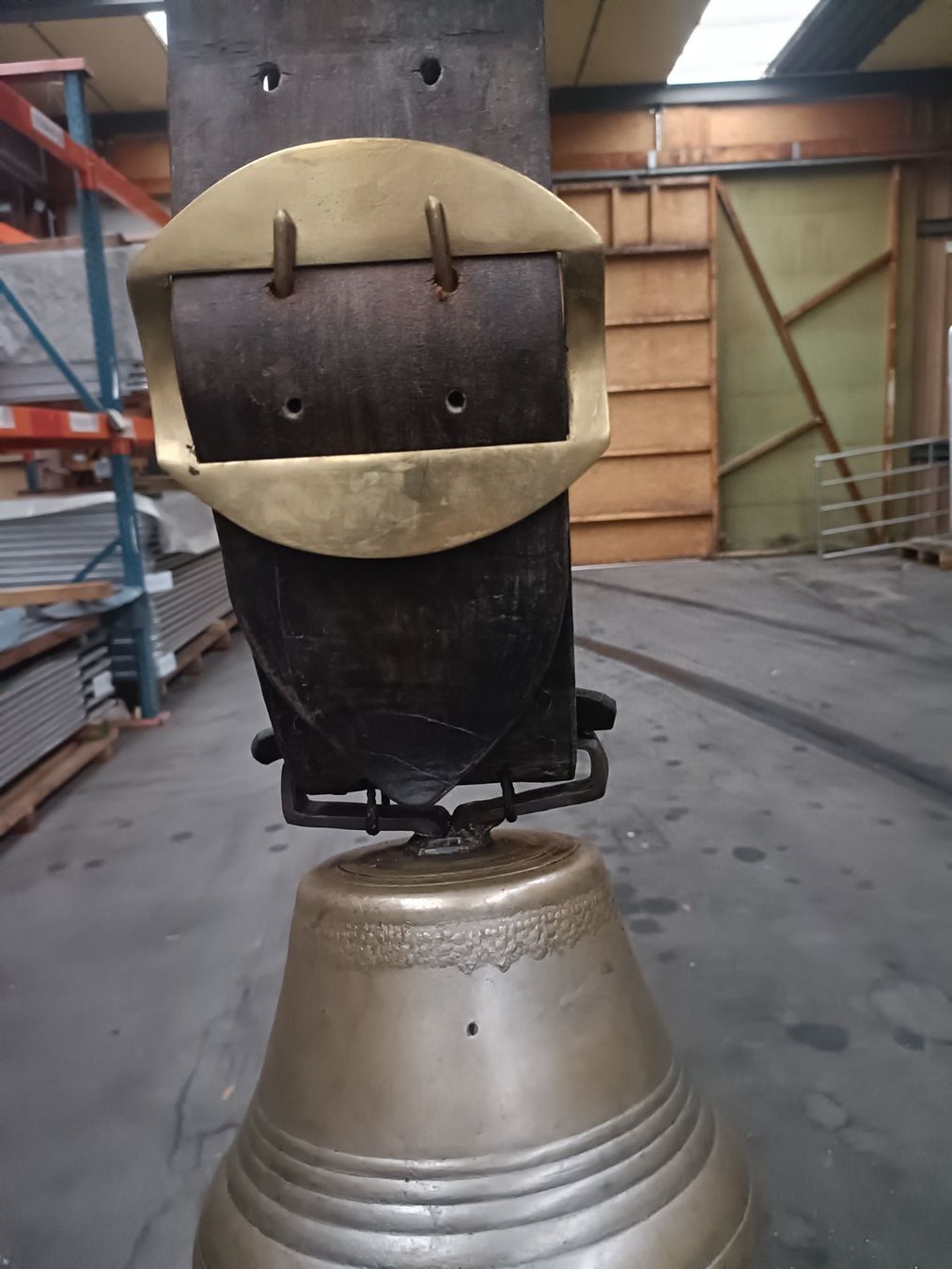 Glocken & Treicheln: Antike, schlichte Glocke mit Loch. – Gebraucht aus Däniken SO von Osysseas 1