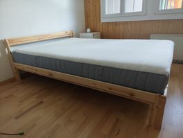 Holzbett mit Matratze 140x200cm guter Zustand