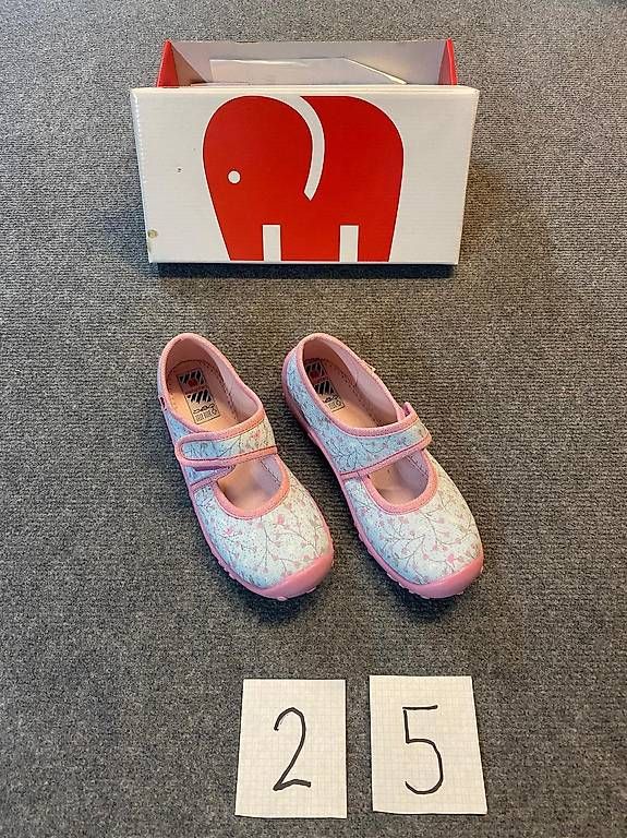 Schuhe für Mädchen: Pantoufles neuves pour fille – Gebraucht aus Genève von Actarus17