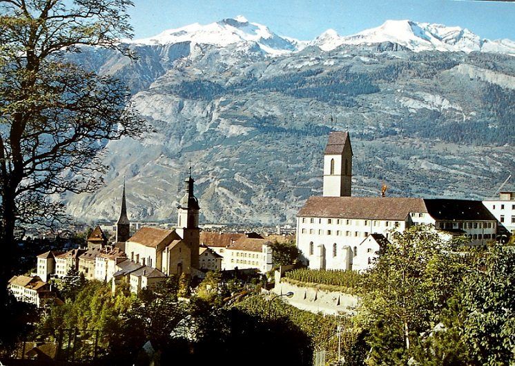 Cartoline postali: CHUR der Hof mit dem Calanda – Usato da Jona venduto da philajona