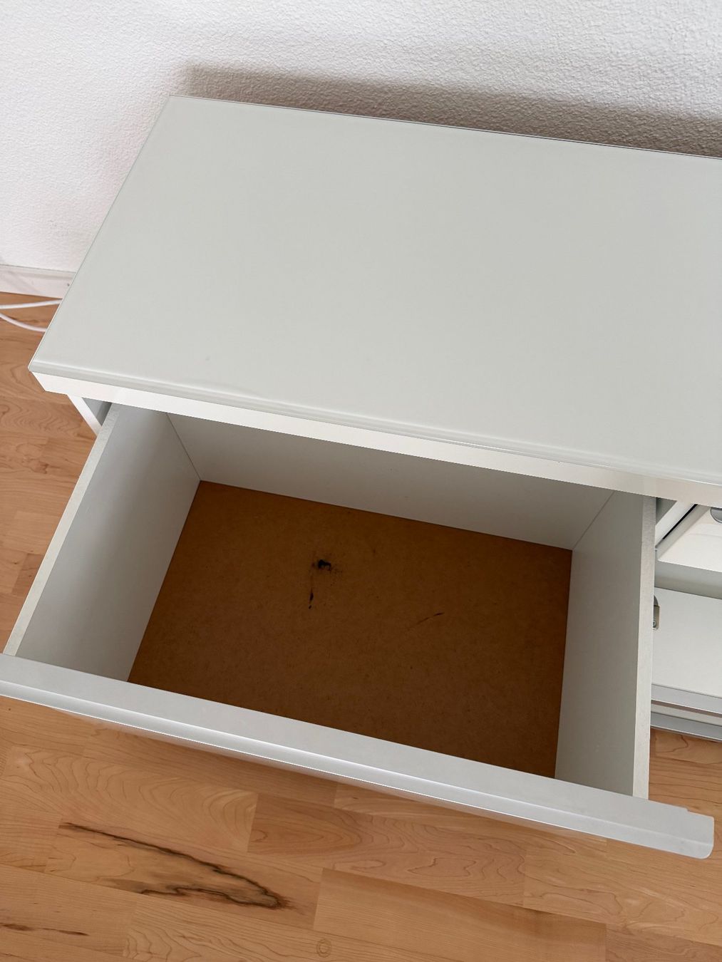 Mobili TV: Weisses Sideboard mit viel Stauraum – Usato da Menznau venduto da sasna 3