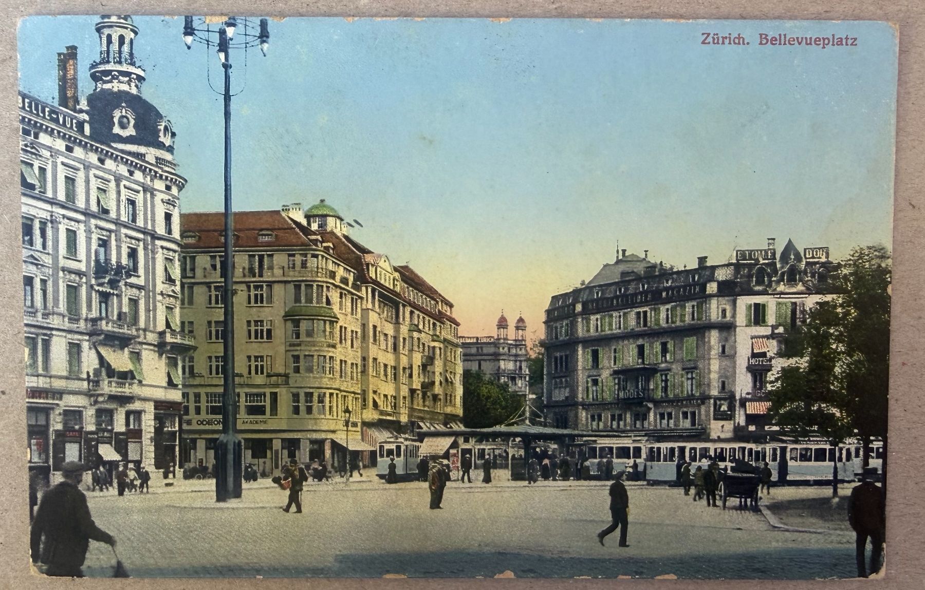 Cartoline postali: ZÜRICH - Bellevueplatz - Ansichtskarte – Usato da Tegerfelden venduto da siebenmacky
