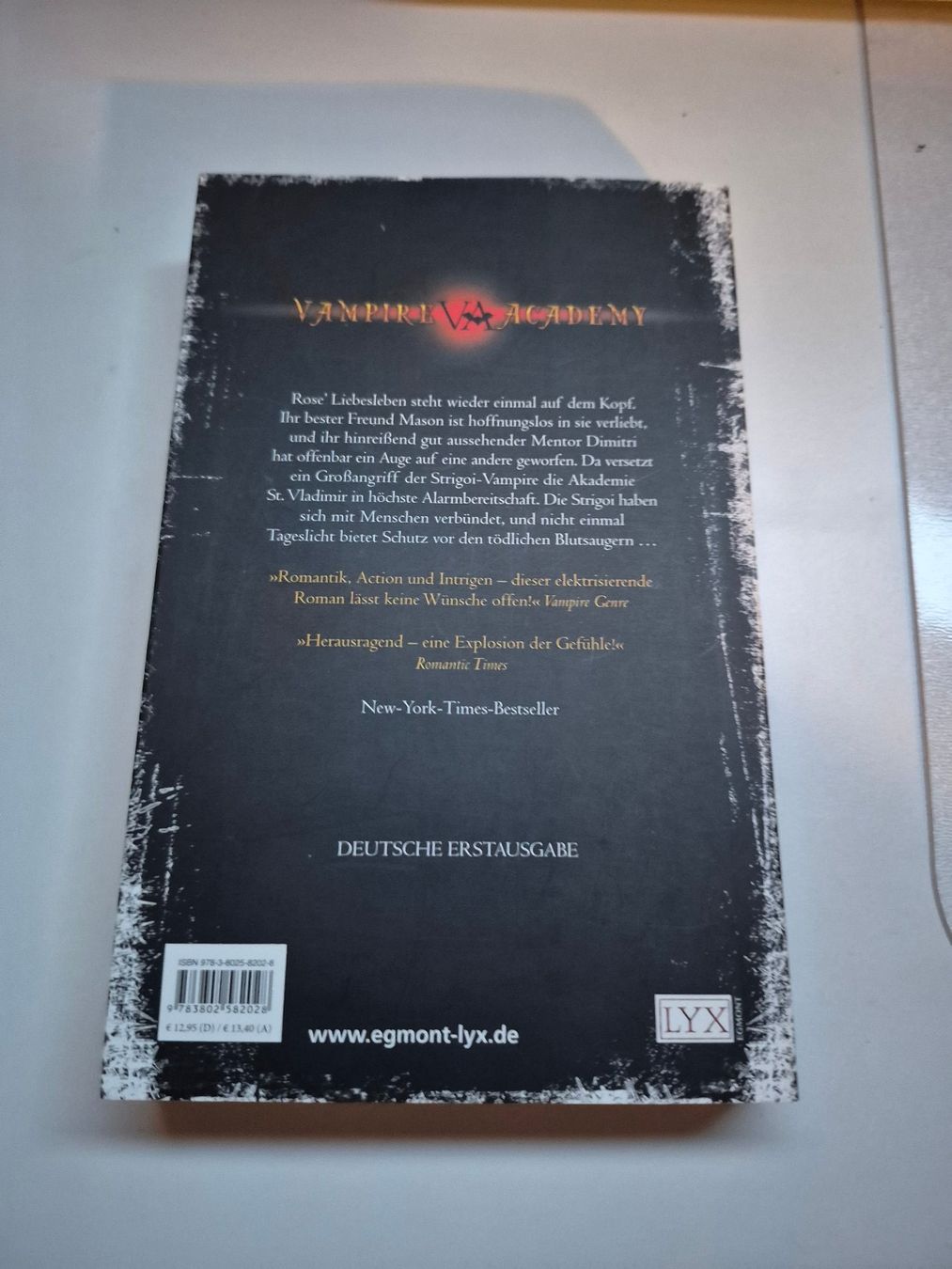 Bücher: Vampire Academy Band 2 - Blaues Blut – Gebraucht aus Interlaken von cri_d9sz 1