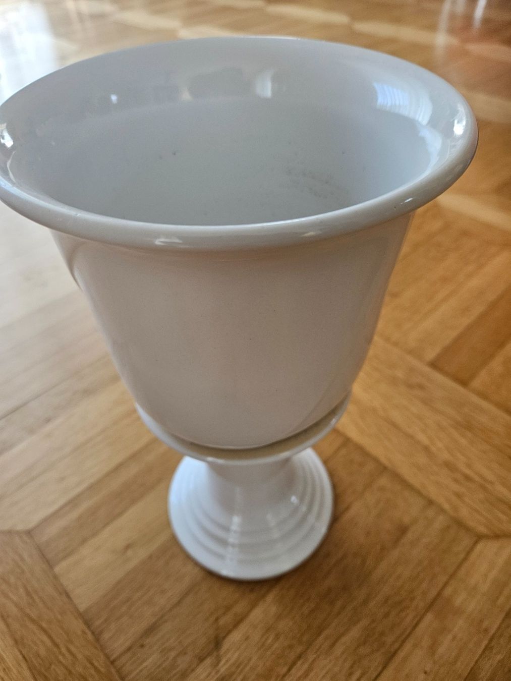 Pots de fleurs: Weisser Keramiktopf mit Keramiksäule – D'occasion à Boswil par Pjatla