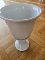 Weisser Keramiktopf mit Keramiksäule