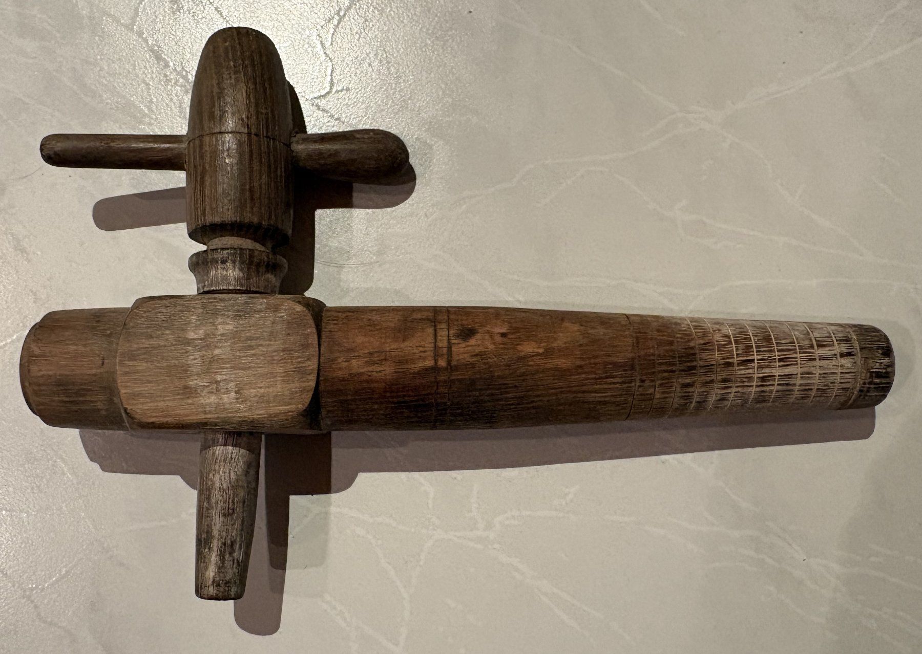 Alle Dekorationen: Zapfhahn aus Holz, Vintage – Gebraucht aus Neukirch-Egnach von Phion 1