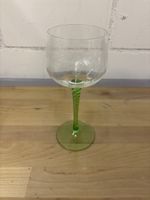 Schönes Glas mit grünem Stiel und Gravur, top Zustand