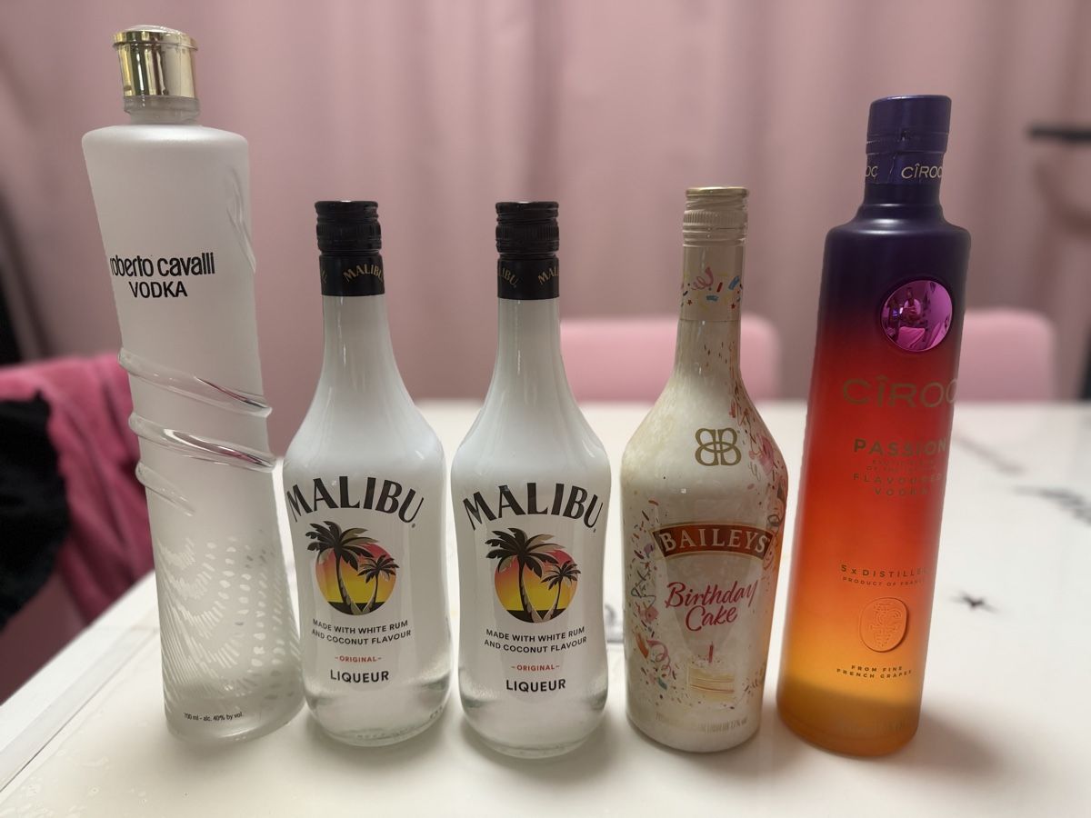 Absolut Vodka Bevande alcoliche: 2 Vodka, 2 Malibu 1 Baileys – Nuovo e nell'imballaggio originale da monte carasso venduto da Chanel82