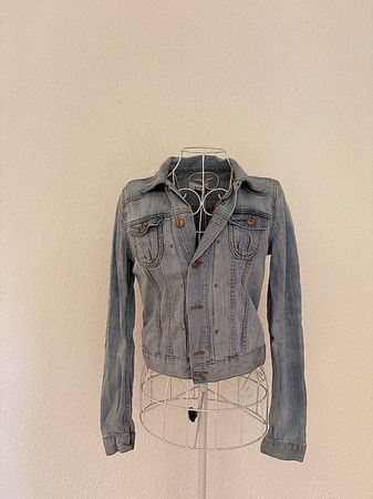 Figurbetonte Jeansjacke in hellem Denimblau  🩵