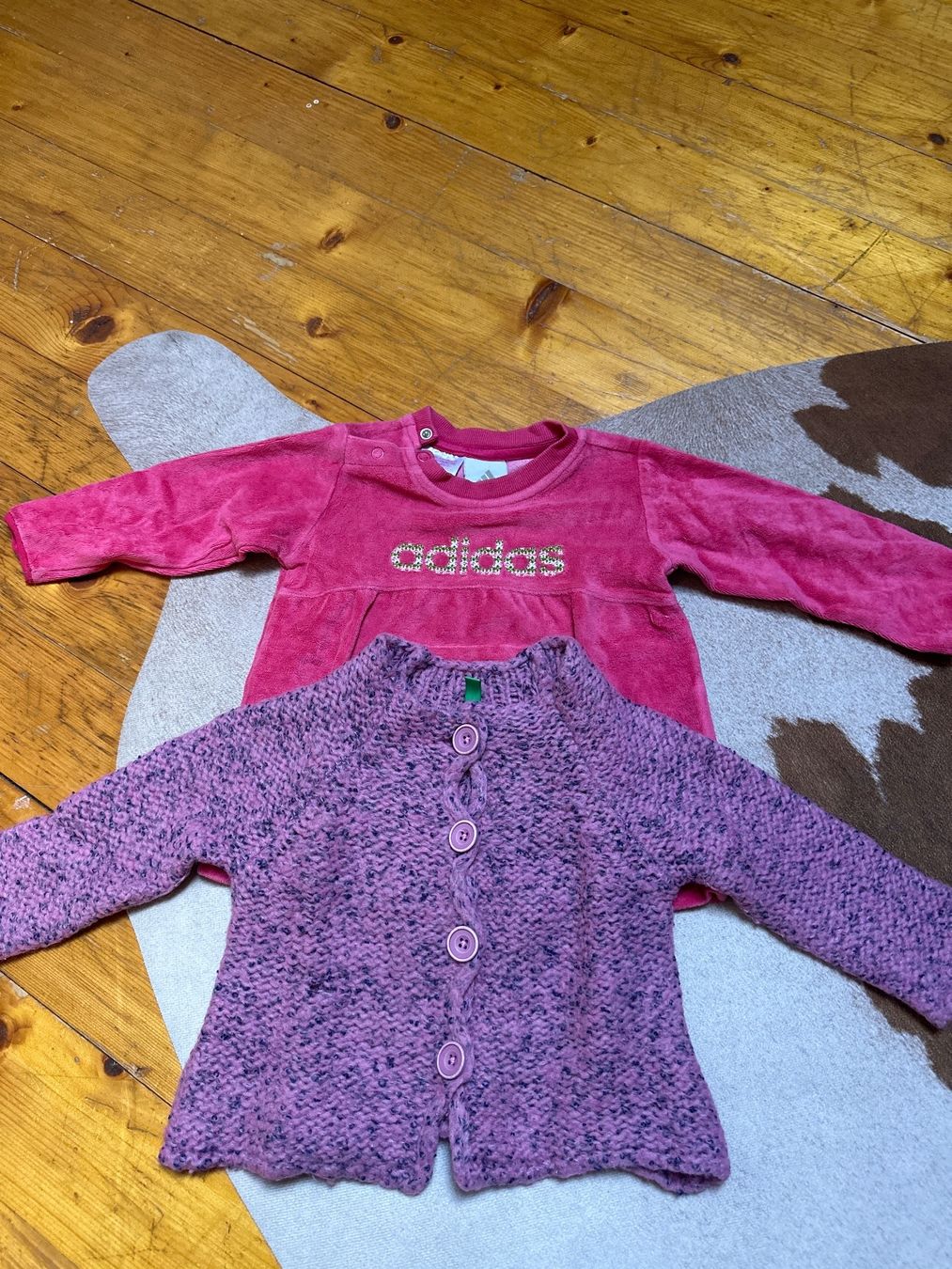 Benetton Lotti & Set di vestiti: Süsse Mädchen Jacke und Pullover der Marke Adidas & Benetton – Usato da Trimmis venduto da vai_9qzr