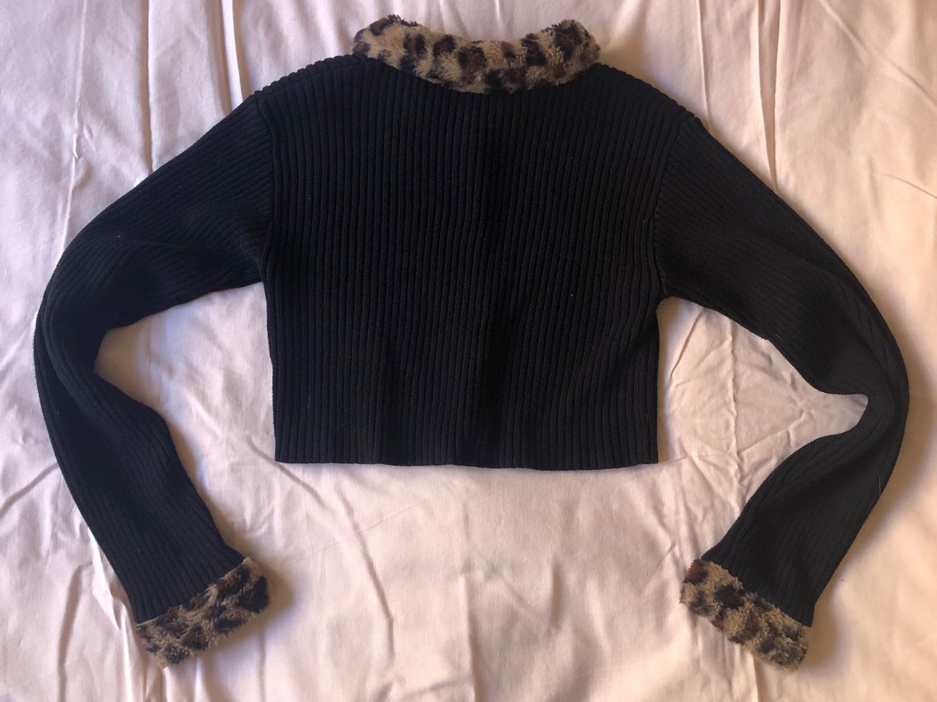 Top: crop cardigan à col léopard – Usato da Lausanne venduto da emm_sc77 2