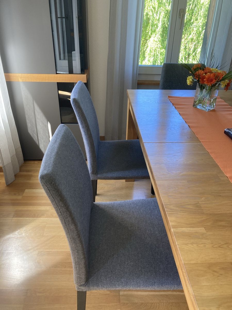 Set di tavolo e panche: Esszimmertisch Eiche massiv mit 8 Stühlen, gepflegt – Usato da Wallenwil venduto da Clare1 5