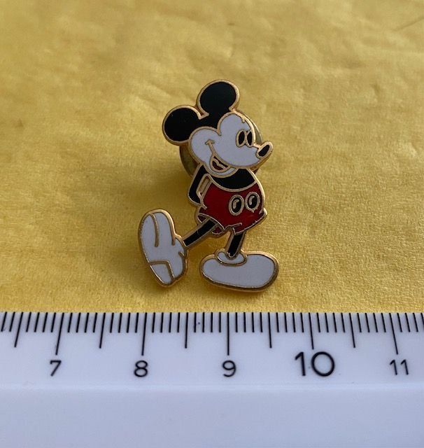 Disney Plaketten & Abzeichen: Mickey Pin – Gebraucht aus Oberengstringen von