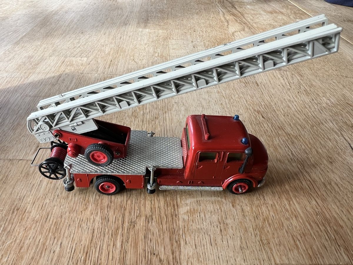 Siku Modellini d'auto: Feuerwehrdrehleiterwagen SIKU V261 – Usato da Meilen venduto da wehrluzern 2