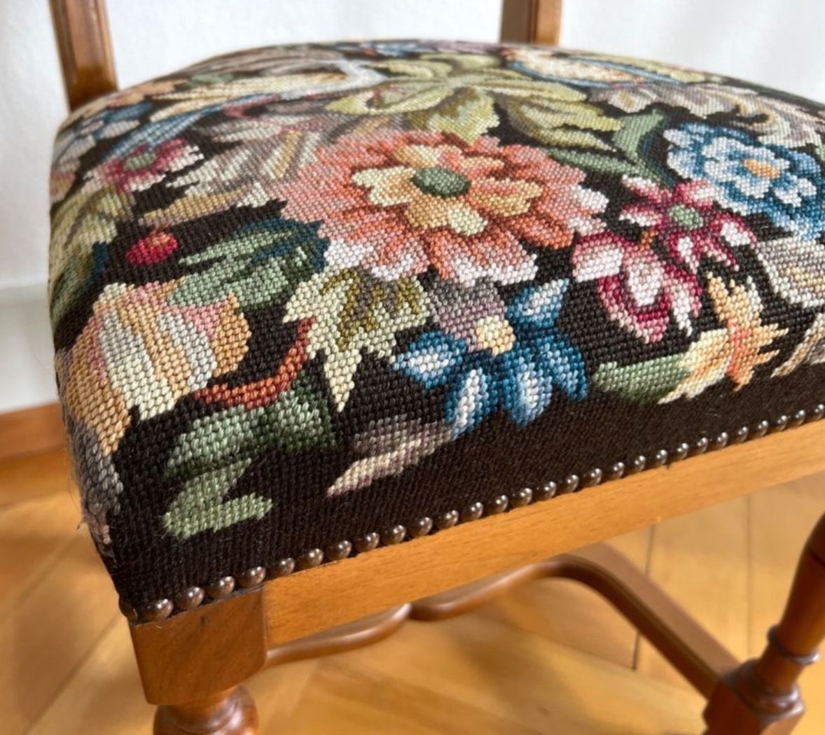 Stühle: 5 Antike Stühle mit Hocker und verschiedene Blumenmuster – Gebraucht aus Gelterfingen von charly3333 3