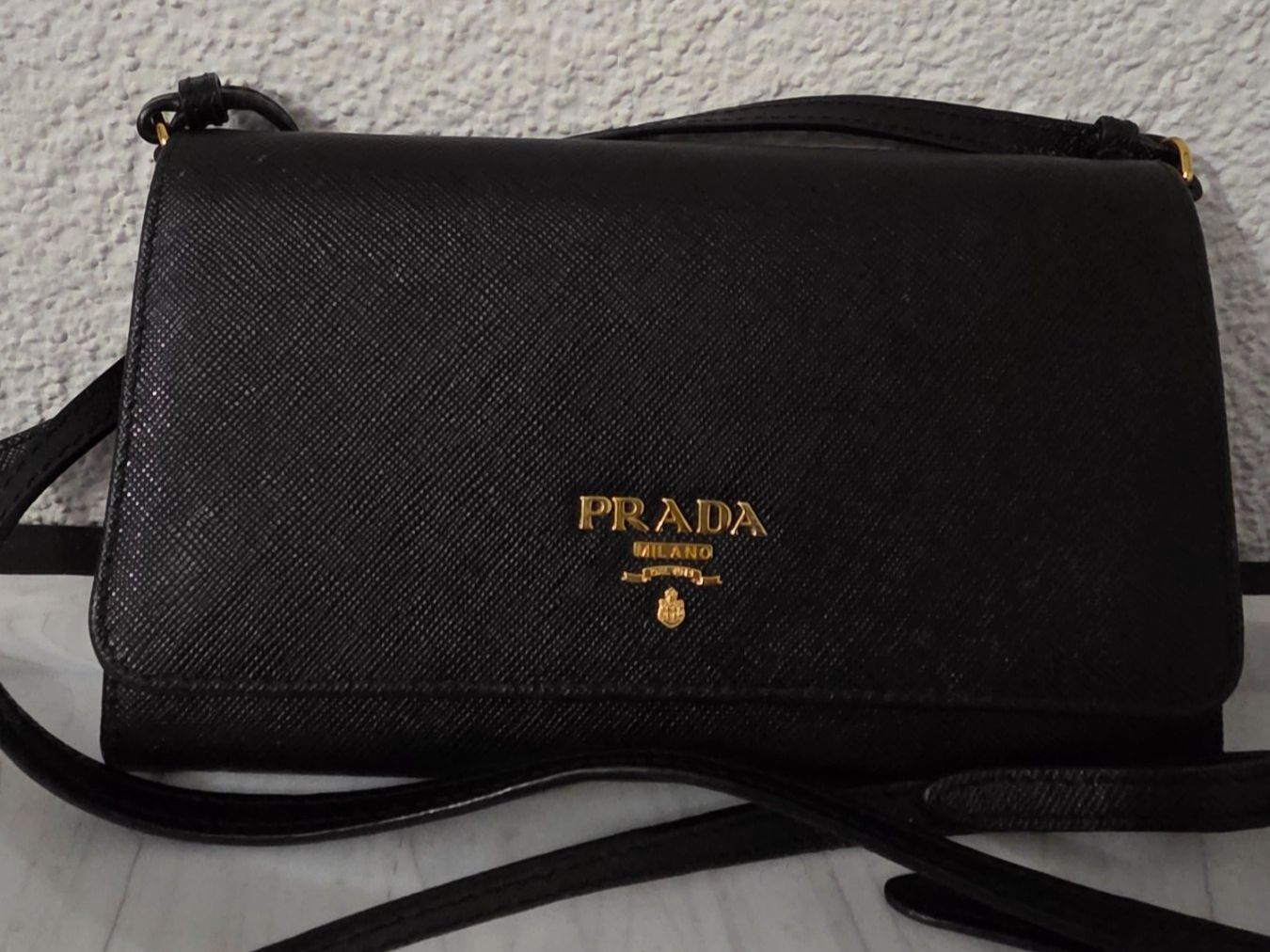Prada Portamonete: PRADA Geldbörse mit Trageriemen – Usato da Langenthal venduto da tranl