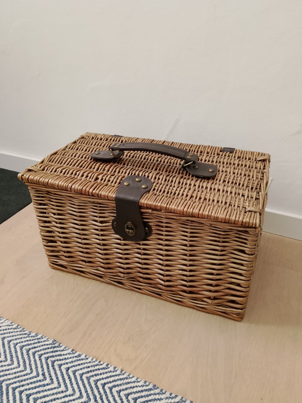 Autres articles pour la maison: Picknickkorb aus Weide mit Zubehör – Neuf (Voir description) à Bellikon par MellonCollieMitTwint