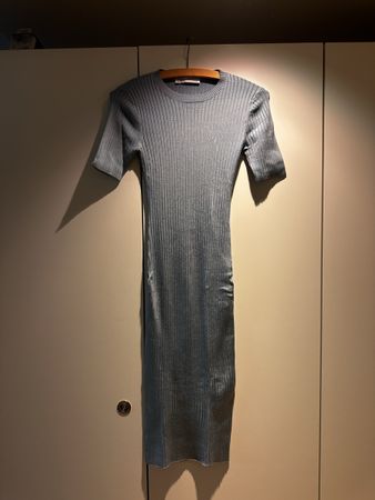 Schönes Zara Kleid gerippt blau rückenfrei