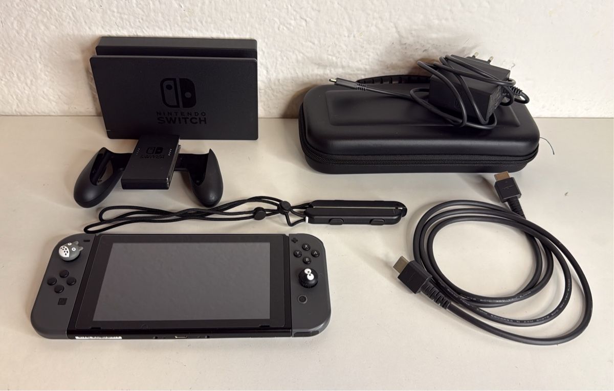 Nintendo Konsolen: Nintendo Switch Console Grey with screen protector! 🎮 – Gebraucht aus Ehrendingen von bubulence 1