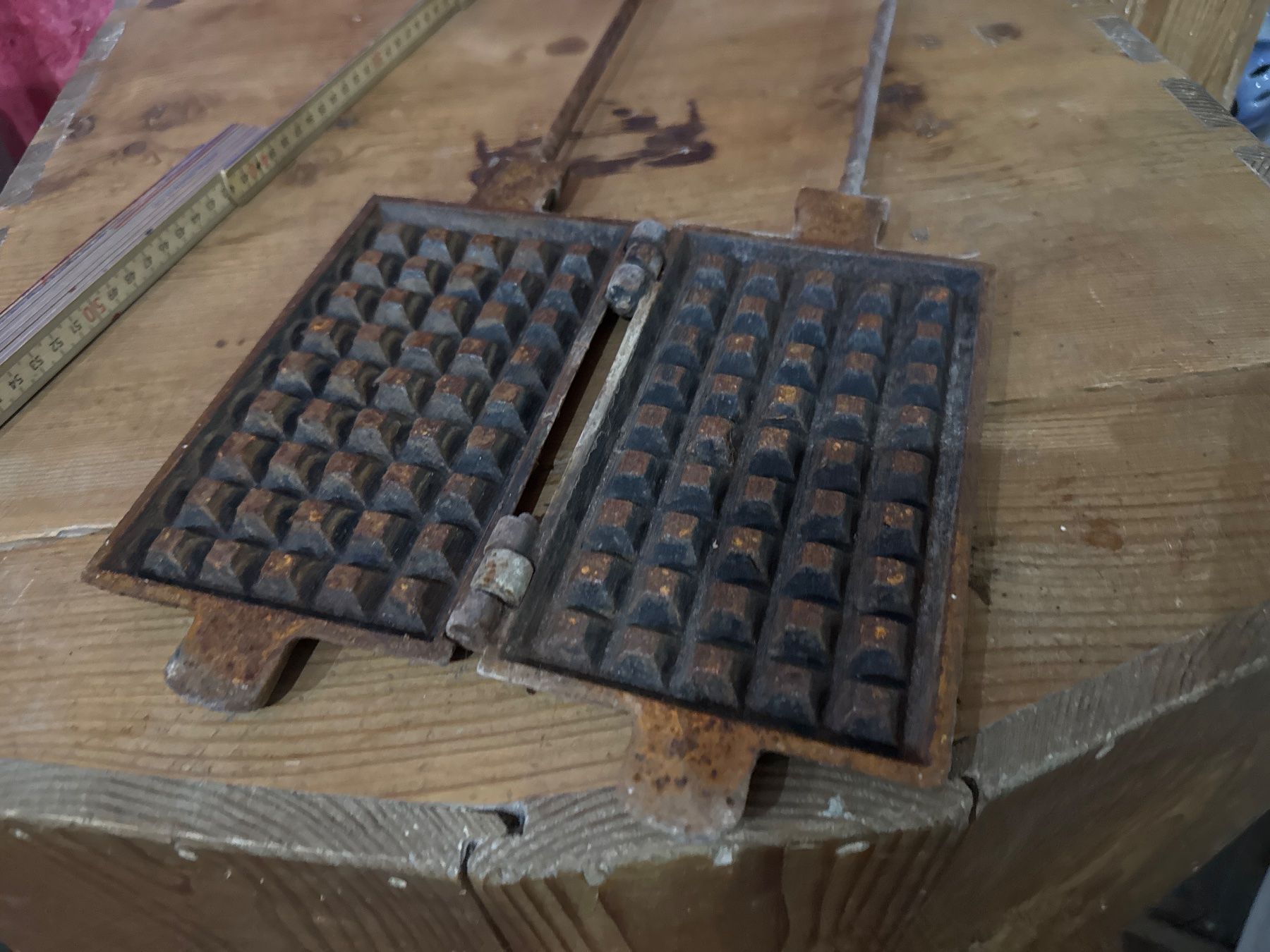 Teglie da forno: Gaufrier ancien en fonte – Usato da Lajoux JU venduto da Briard0